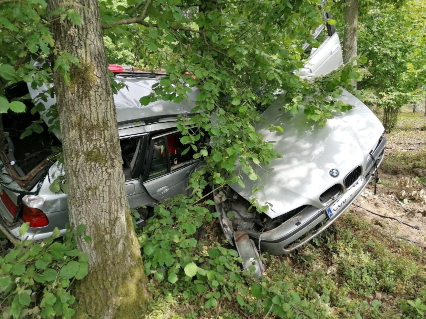 W Okoninie BMW wypadło z drogi, zjechało na pobocze i...