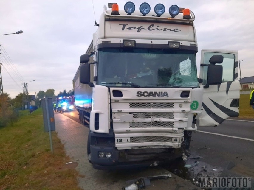 Zderzenie busa z ciężarówką w Jaworznie w powiecie oleskim. Pomimo reanimacji nie udało się uratować kierowcy dostawczego fiata