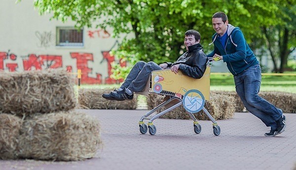 Pierwszy w Łodzi wyścig w sklepowych wózkach.