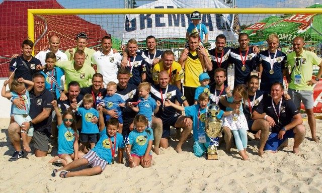 Mistrzowie Polski w beach soccerze, drużyna Grembacha Łódź to jedna wielka rodzina. Może właśnie na tym polega siła tego zespołu, który już po raz szósty został najlepszą drużyną w kraju i zagra w europejskich pucharach