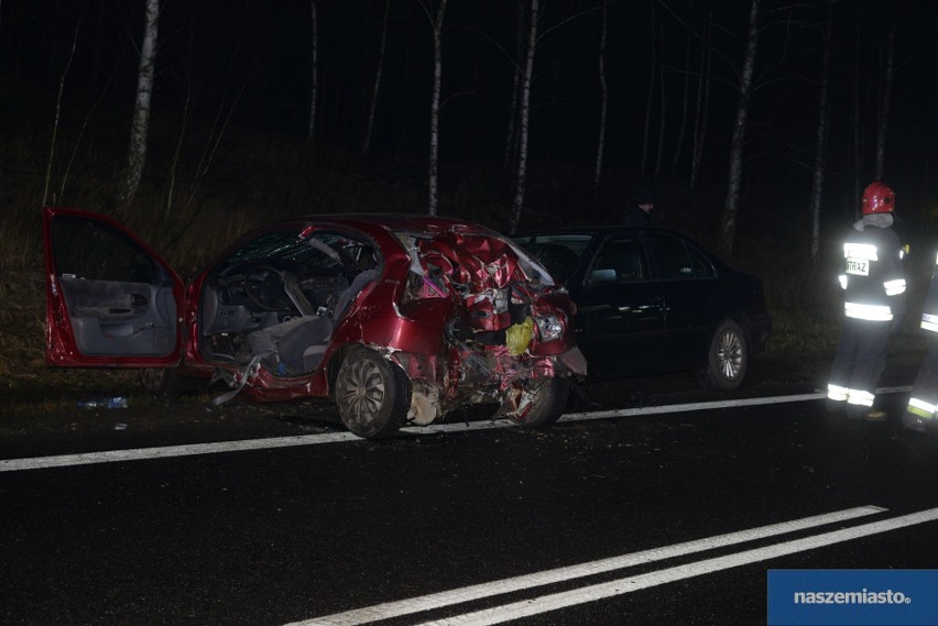 Wypadek w Modzerowie obok Włocławka. Zderzenie renault z bmw. Kierowcę trzeba było uwolnić z auta [zdjęcia, wideo]