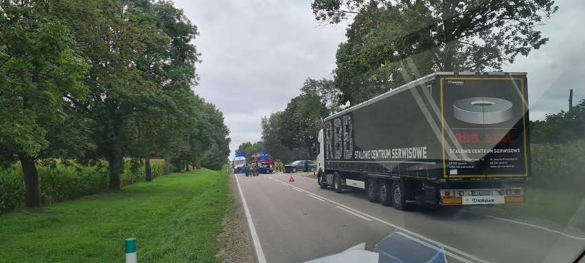 Dziękonie. Wypadek na DK 65. Jedna osoba poszkodowana po zderzeniu dwóch osobówek. Droga była zablokowana [ZDJĘCIA]