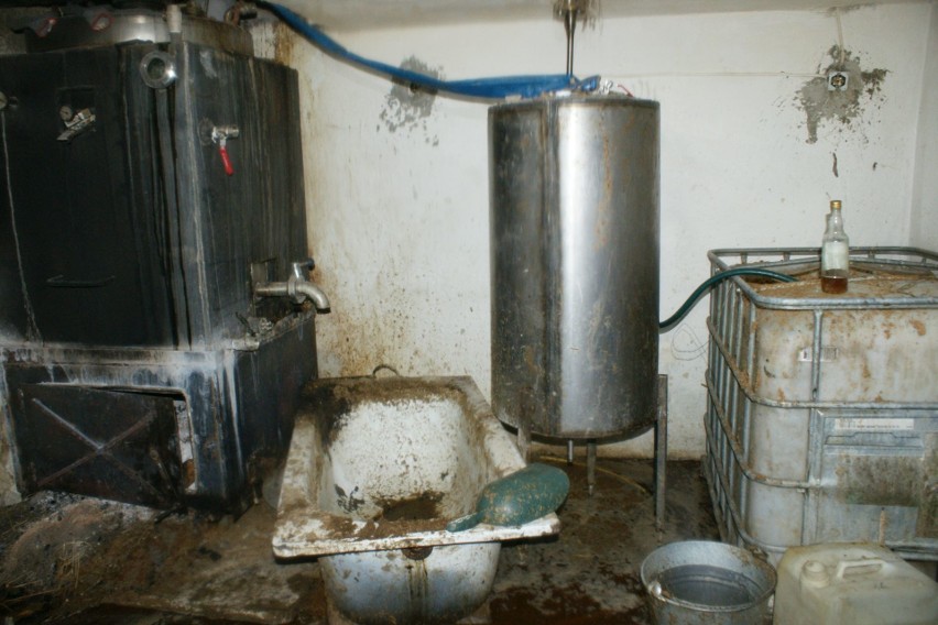 Bargłów Kościelny: Domowa bimbrownia zlikwidowana. 230 litrów gotowego alkoholu (zdjęcia)