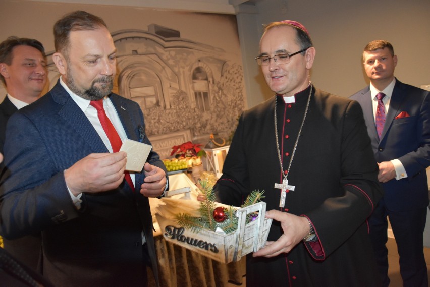 Radni łamali się opłatkiem z biskupem Andrzejem Przybylskim