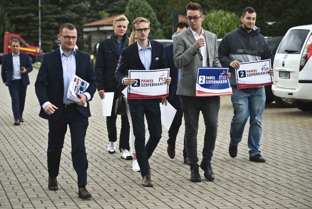 - Rozpoczynamy kolejny etap kampanii wyborczej. W trasę rusza mój bus kampanijny - mówił Paweł Szefernaker (z lewej)