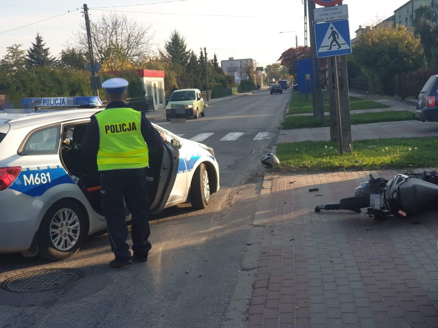 Mońki. Wypadek na skrzyżowaniu Kolejowej z Wyzwolenia. Kierowca skutera potrącony przez osobówkę [ZDJĘCIA]