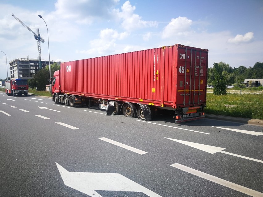 Wrocław: W ciężarówce pękło sześć opon, kierowca został...