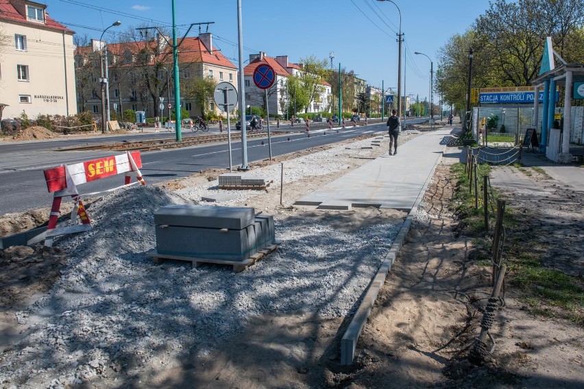 Obecnie budowany jest odcinek drogi rowerowej dochodzący do...