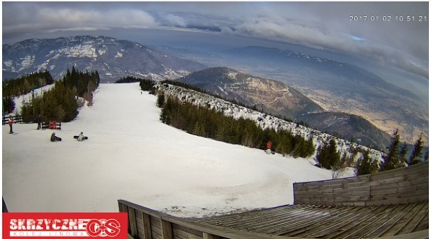 Warunki narciarskie w Beskidach: Na stokach dużo słońca i lekki mrozik [ZDJĘCIA Z KAMEREK]