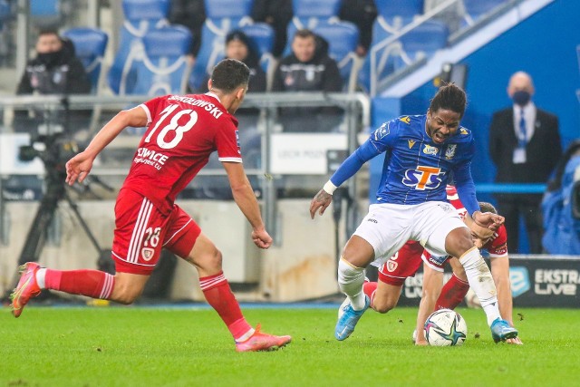 Lech Poznań wygrał w sobotę z Piastem Gliwice 1:0, co można uznać za najmniejszy wymiar kary, z jakim poznaniacy odprawili rywali. Nie był to wielki mecz Kolejorza, co przyznał też po meczu trener Maciej Skorża. Najważniejsze jednak, że Bułgarska pozostała twierdzą Lecha Poznań i utrzymał on pozycję lidera, powiększając nawet przewagę nad Lechią Gdańsk. Oto nasze wnioski po sobotnim meczu ---->