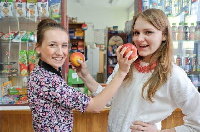 Kamila Stępień (z lewej) i Emilia Lubowicka, uczennice klasy 3d w VIII LO w Białymstoku chętnie wybierają jabłka zamiast batoników czy chipsów. &#8211; To bardzo dobrze, że owoce są stale dostępne w naszym sklepiku &#8211; mówią dziewczyny.