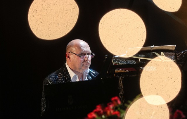 Z okazji Piano Day Włodek Pawlik zagra w czwartek w Centrum Kultury Przeżmierowo.