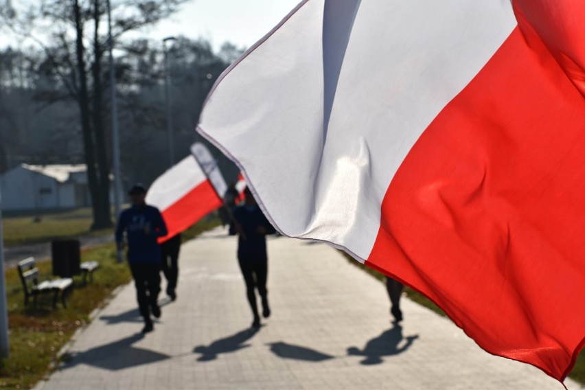 Zimna kąpiel z biało-czerwonymi flagami. Morsujący Firlej uczcił Święto Niepodległości. Zobacz zdjęcia