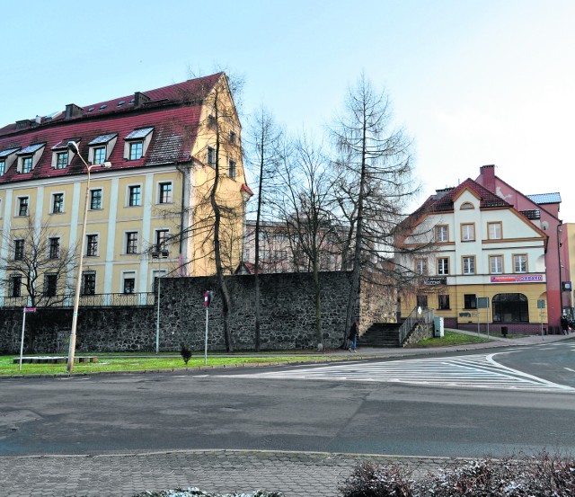 Czy powstanie pierwsze rondo w Lubaniu?W miejscu gdzie ma powstać pierwsze rondo, spotykają się trzy drogi i każda należy do kogoś innego