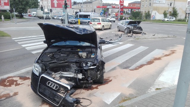 W środę przed południem na ul. Gdańskiej w Słupsku zderzyły się dwa samochody. 23-latek z okolic Trójmiasta jechał autem Audi A3 od strony Gdańska i na skrzyżowaniu Gdańskiej z Wiejską, skręcając w lewo wymusił pierwszeństwo. Uderzył w jadące ul. Gdańską Audi A4, które przejeżdżało przez skrzyżowanie na zielonym świetle. Trzy osoby z Audi A4 - kierująca nim 42-latka oraz 57-latek i 9-letnia dziewczynka, trafiły do szpitala. Policja zapewnia, że ich obrażenia nie są groźne. Wszyscy uczestnicy wypadku byli trzeźwi. Po wypadku kierowcy przejeżdżający przez skrzyżowanie musieli liczyć się z utrudnieniami. 