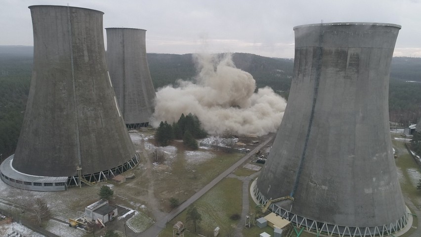 Wielka chłodnia Elektrowni Siersza z Trzebini zniknęła w 3,5 sekundy. Niesamowite zdjęcia