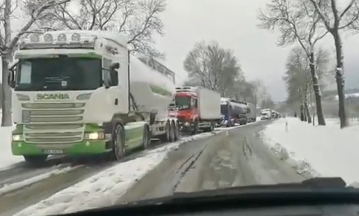Drogi są tak zaśnieżone, że samochody ciężarowe nie są w...