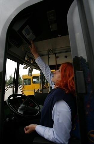 Kobieta za kierownicą autobusu