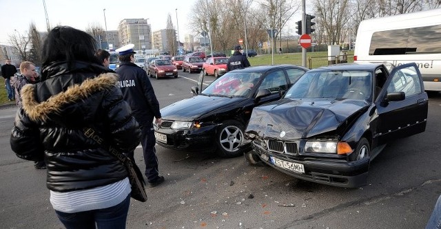 Trzy samochody zderzyły się na skrzyżowaniu Struga i Jasnej.