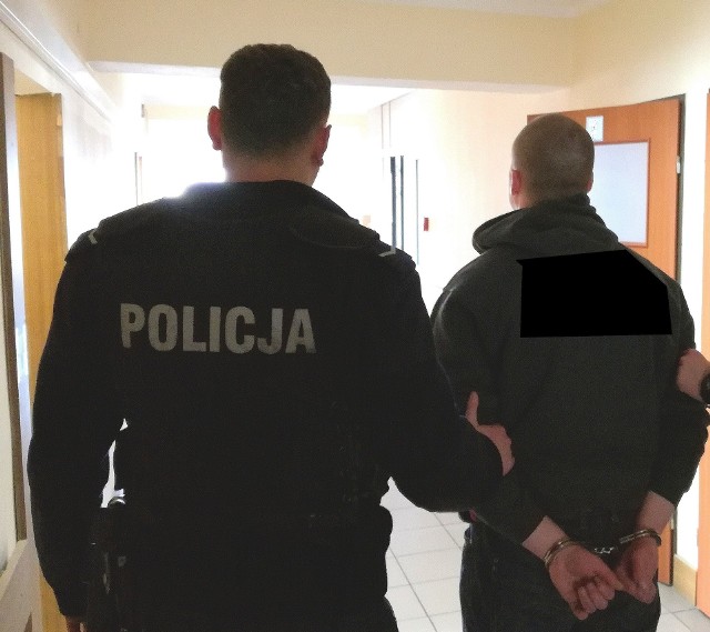 17-latek ukradł starszej pani torebkę. Jeszcze tego samego dnia złapała go policja.