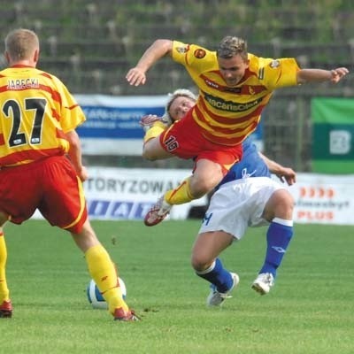 Aleksander Kwiek (w środku) nie zagra w dzisiejszym sparingu z powodu kontuzji