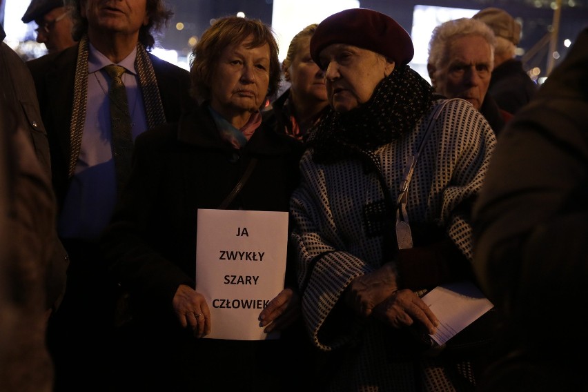 Ulicami Warszawy przeszedł Marsz Milczenia upamiętniający Piotra Szczęsnego [ZDJĘCIA] [VIDEO]