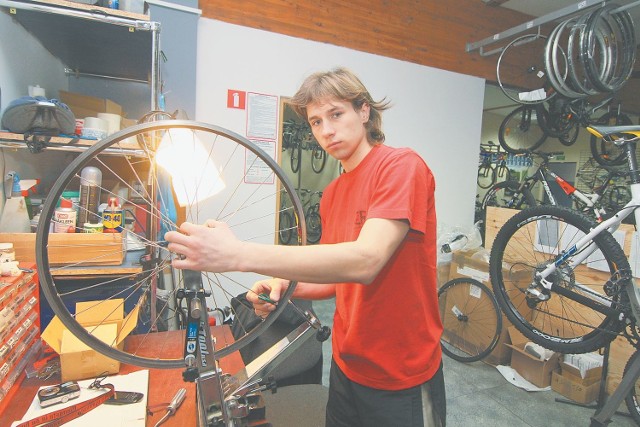 - Przygotowanie roweru do sezonu zawsze zaczynamy od sprawdzenia ciśnienia powietrza w kołach - radzi Krzysztof  Nycek z firmy Centrumrowerowe.pl