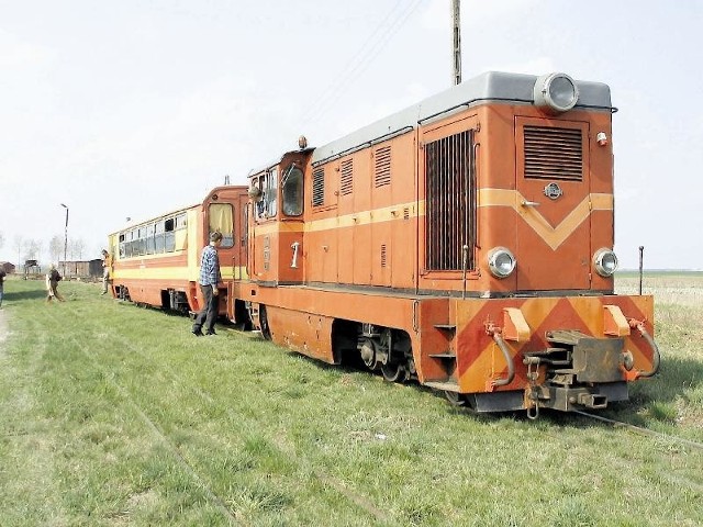 Pociąg podczas postoju na przystanku. Na drugiej fotce turyści podziwiający z okien wagoniku mijane krajobrazy