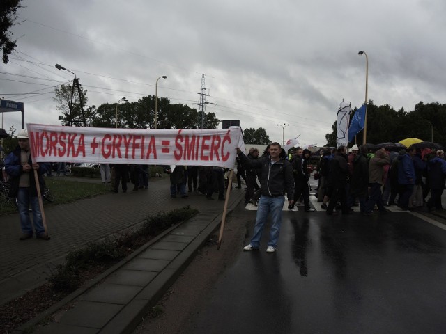 Połączą stocznie mimo protestówOkoło 100 protestujących przeciwko konsolidacji stoczni blokowało wjazd do Świnoujścia.