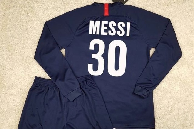 W piątek (13 sierpnia) klub piłkarski PSG wyprzedał już większość modeli koszulek z nazwiskiem „Messi” i numerem, z którym w Paryżu będzie występował najnowszy nabytek francuskiej drużyny: „30”. Wkrótce w oficjalnym sklepie PSG ma się pojawić się nowa partia tego „gorącego” towaru – z terminem dostawy do domu na październik... Ale w Polsce drobni sprzedawcy już umieścili w internecie własne oferty „koszulek Messiego” w barwach Paris Saint-Germain. – „Czcionka dokładnie taka sama jak mają piłkarze” – zapewnia łodzianin w odpowiedzi na pytanie: „czy to oryginał?”. „Koszulka Messiego” z takich ofert kosztuje zwykle ok. 150 zł. Sklep PSG liczy sobie podobną sumę – ale w euro.>>> Czytaj dalej przy kolejnej ilustracji >>>