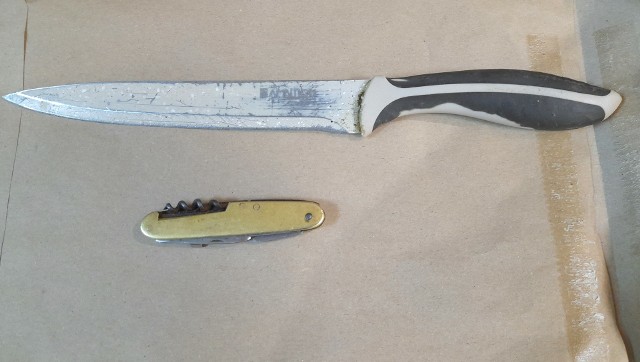 Nóż i scyzoryk, którzy policjanci znaleźli przy 45-latku, który w Oświęcimiu dokonał napadu na biuro podróży