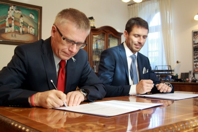 Rektor PL prof. Piotr Kacejko i dyrektor Krzysztof Hauk podpisują umowę