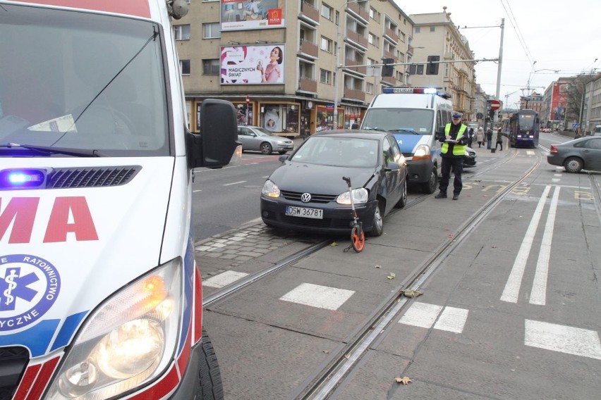 Wypadek w centrum Wrocławia. Autobus MPK zderzył się z samochodem 