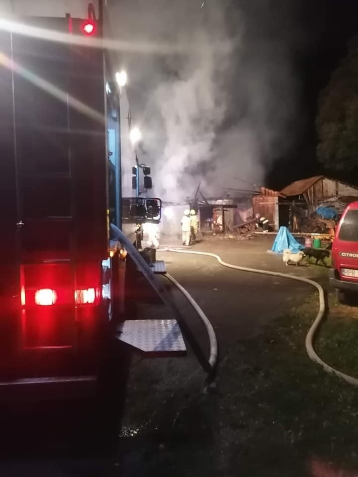 W Kupnej koło Przemyśla spłonęła stodoła i sprzęt rolniczy. Poparzone zostały dwie osoby! [ZDJĘCIA]
