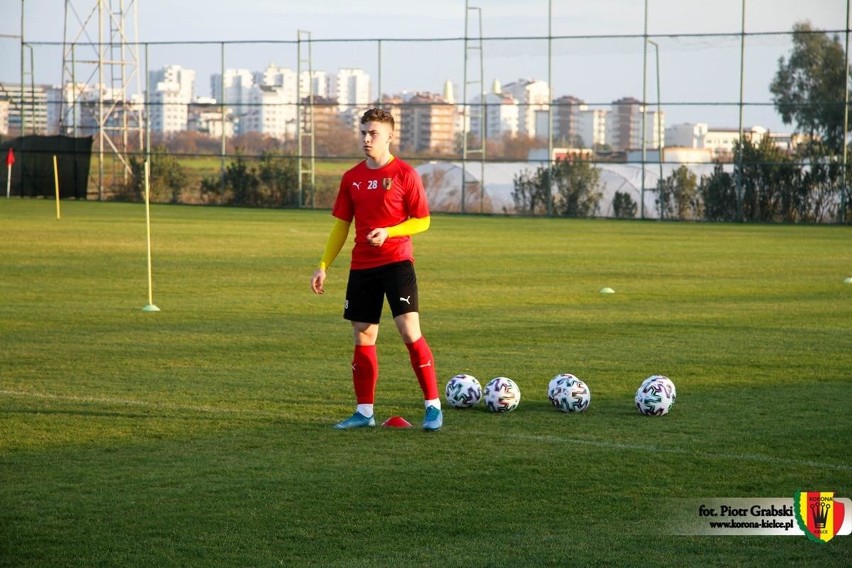 Piłkarz Korony Kielce Mateusz Sowiński indywidualnie trenuje w domu i uczy się do matury