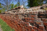 Mur Ogrodów Biskupich w Pelplinie jest w fatalnym stanie. Będą prace konserwatorskie 