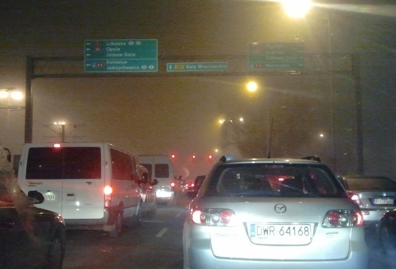 Wrocław: Wielkie korki w centrum miasta. Mgła utrudnia jazdę (ZDJĘCIA)