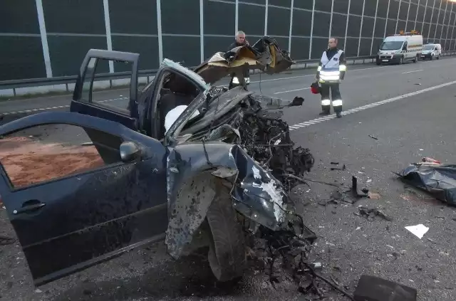 Wypadek na A1 w Bytomiu: 39-letni kierowca samochodu osobowego jechał pod prąd. Kierowca TIR-a próbował uniknąć zderzenia z pędzącym volkswagenem. Odbił w prawo, ale już było za późno.