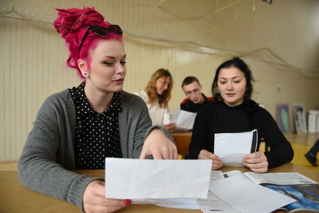 Sara, Agata, Maja i Dawid, uczniowie z VII LO ćwiczą swoje role  do szkolnego przedstawienia