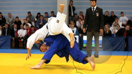 Michał Bartusik (na zdj. w niebieskiej judodze) w lipcu pojedzie do  Jekaterynburga