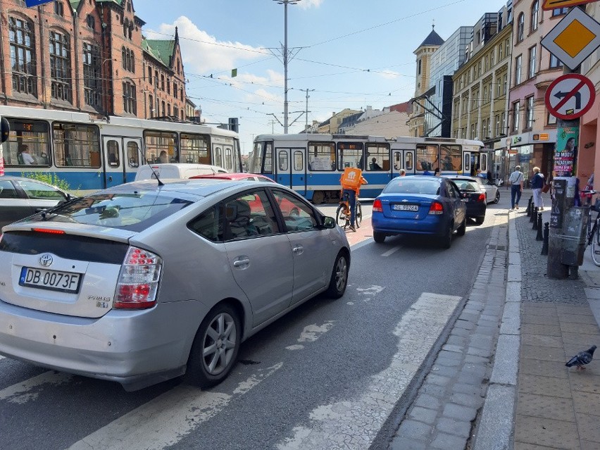 BMW zablokowało ruch tramwajów i samochodów w centrum [ZDJĘCIA]