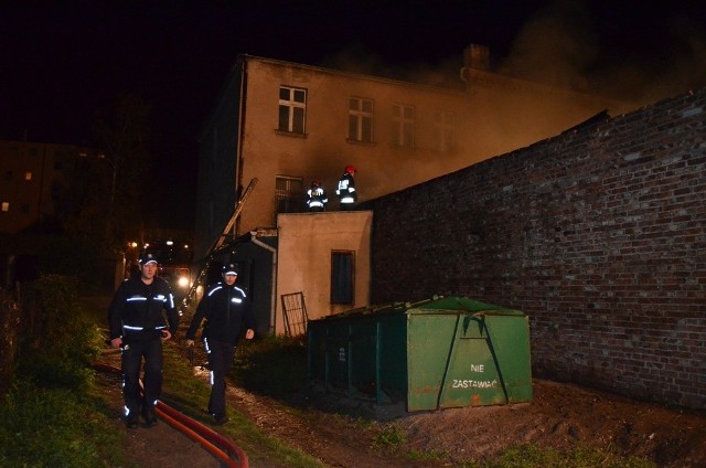 Tragiczny pożar w Mogilnie. Strażacy odkryli zwęglone zwłoki mężczyzny.
