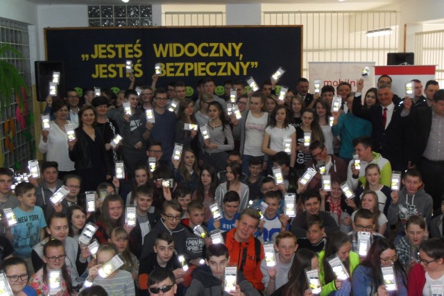 W kampanii „Jesteś widoczny, jesteś bezpieczny” wzięło udział 131 gimnazjalistów z Mirowa oraz gminy. Dostali elementy odblaskowe, które mają poprawić ich bezpieczeństwo na drogach.