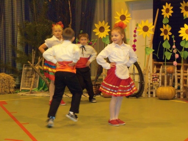 Tańce zaprezentowały dzieci z Publicznej Szkoły Podstawowej we Wrzosie.
