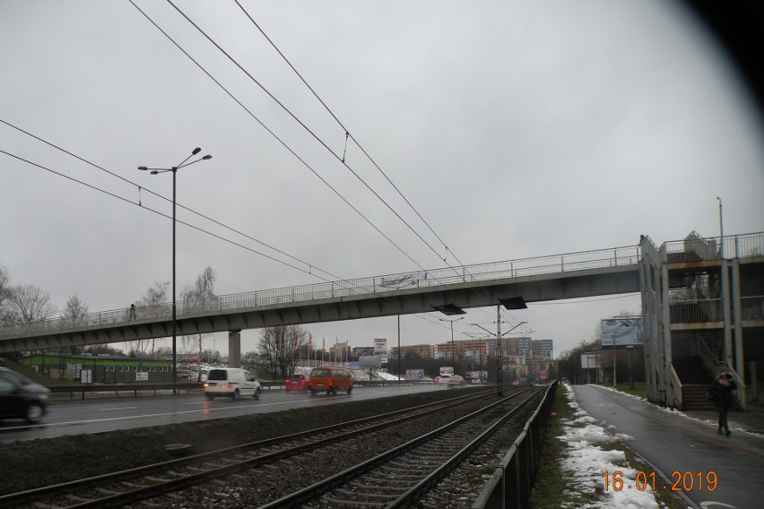 Kraków #MuremZaOwsiakiem. Baner wspierający Jerzego Owsiaka na kładce nad Wielicką