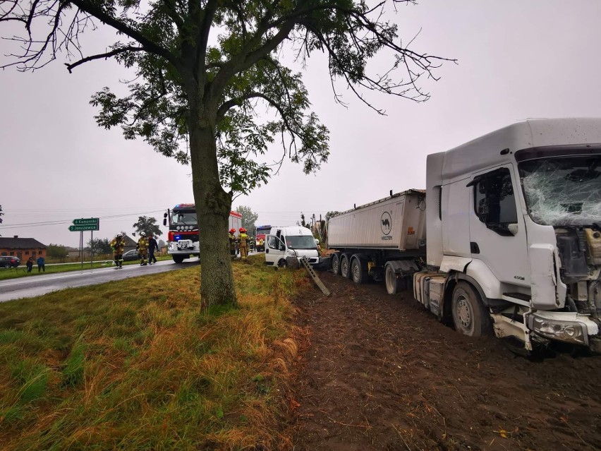 Wypadek w Pilczycy. Ciężarówka zderzyła się z busem [ZDJĘCIA]