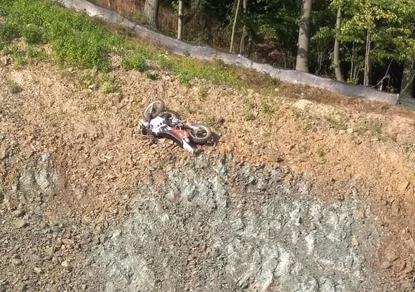 Wypadek przy budowie obwodnicy. Motocyklista spadł ze skarpy (ZDJĘCIA)