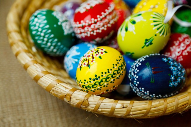 Święta Wielkanocne już za pasem. Najwyższy czas pomyśleć r&oacute;wnież o powinno się znaleźć koszyczku wielkanocnym. Co tak naprawdę włożyć do święconki? Pamiętajcie, że poszczeg&oacute;lne produkty mają swoją symbolikę. Jak powinna wyglądać idealna święconka? Koszyk wielkanocny to część tradycji świąt wielkanocnych. Dlatego na Wielkanoc 2017 trzeba go dobrze przygotować i o niczym nie zapomnieć. Wielka Sobota to dzień, w kt&oacute;rym kościoły wypełniają się wiernymi. Wierni przychodzą ze swoimi koszykami wielkanocnymi, by poświęcić potrawy. Niewielu z nas przynosi jednak wszystkie produkty, kt&oacute;re - zgodnie z tradycją - powinniśmy włożyć do święconkiChrześcijański zwyczaj święcenia pokarm&oacute;w narodził się w VIII wieku, choć w Polsce przyjął się dopiero w XIV. Początkowo święcono wszystkie produkty, jakie znalazły się na stole. Księża musieli więc się nieco nabiegać, odwiedzając domy bogatych chłop&oacute;w. By ułatwić im proceder, święcenia przeniesiono do kościoł&oacute;w, a suto zastawiane stoły zamieniły się w symboliczne koszyki.W r&oacute;żnych regionach Polski koszyczek wielkanocny wygląda nieco inaczej, są jednak podstawowe produkty, bez kt&oacute;rych nie powinniśmy się wybierać na święcenie. Jakie?Święconka: Czego nie powinniśmy wkładać do koszyka wielkanocnego?[lista][*]czekoladowego zajączka - wbrew pozorom zajączek jest świeckim symbolem i nie ma wiele wsp&oacute;lnego z chrześcijaństwem[*]w&oacute;dki - nie wkładamy do koszyka żadnego alkoholu, jedyną płynem powinna być woda[*]telefonu kom&oacute;rkowego - nie wkładamy żadnych rzeczy użytkowych[*]maskotek - koszyk może być ozdobiony wyłącznie wstążką, bukszpanem lub chusteczką[/lista]&lt;iframe src=&quot;//get.x-link.pl/2a5d87bd-7273-6b0d-51fe-67eb17bceaf0,a6d0b414-9255-ebda-3f7f-a8eff6e99182,embed.html&quot; width=&quot;700&quot; height=&quot;380&quot; frameborder=&quot;0&quot; webkitallowfullscreen=&quot;&quot; mozallowfullscreen=&quot;&quot; allowfullscreen=&quot;&quot;&gt;&lt;/iframe&gt;Źr&oacute;dło:Dzień Dobry TVN&lt;center&gt;&lt;div class=&quot;fb-like-box&quot; data-href=&quot;https://www.facebook.com/gazlub/?fref=ts&quot; data-width=&quot;700&quot; data-show-faces=&quot;true&quot; data-stream=&quot;false&quot; data-header=&quot;true&quot;&gt;&lt;/div&gt;&lt;/center&gt;