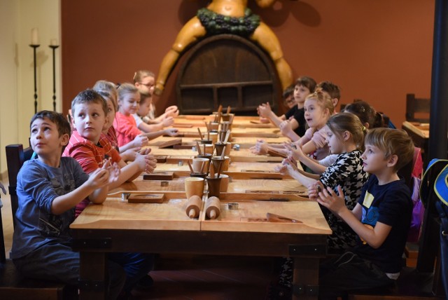 W Muzeum Toruńskiego Piernika przy ul. Strumykowej 4 w okresie Świąt Bożego Narodzenia odbywają się warsztaty tworzenia ozdób choinkowych z ciasta piernikowego.  W trakcie spotkana uczestnicy mają okazję własnoręcznego stworzenia piernikowych ozdób na choinkę, co stanowi oryginalną dekorację świątecznego drzewka.  W Muzeum Toruńskiego Piernika podziwiać można wyjątkową - piernikową szopkę przygotowaną przez znanych toruńskich artystów - rzeźbiarzy. Małgorzata Wojnowska-Sobecka i Dariusz Przewięźlikowski zamienili dotychczasowe tworzywo - glinę na nową, nieoczywistą materię twórczą – ciasto piernikowe. Posłużyło ono zarówno do stworzenia Najważniejszych Bohaterów - Świętej Rodziny, jak też samej konstrukcji szopki, w której ostre łuki oraz misternie ułożone piernikowe „cegiełki” nawiązują do gotyckich budowli Torunia.