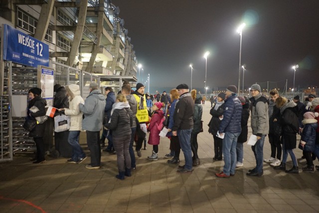 Na stadion w Poznaniu zmierzają tłumy poznaniaków. Przejdź dalej i zobacz kolejne zdjęcia --->